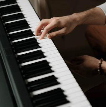 adult man doing online piano course Piano for All