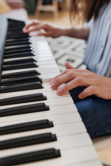 woman teaching herself how to play the piano